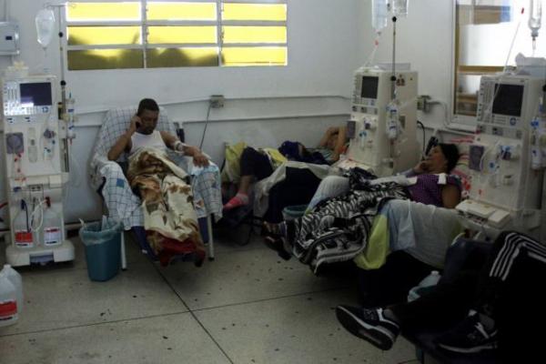 Υποστηρικτές και αντίπαλοι του Μαδούρο συγκρούστηκαν έξω από ένα νοσοκομείο