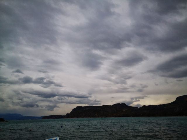 Χαλάει ο καιρός: Καταιγίδες, βροχές και πτώση θερμοκρασίας