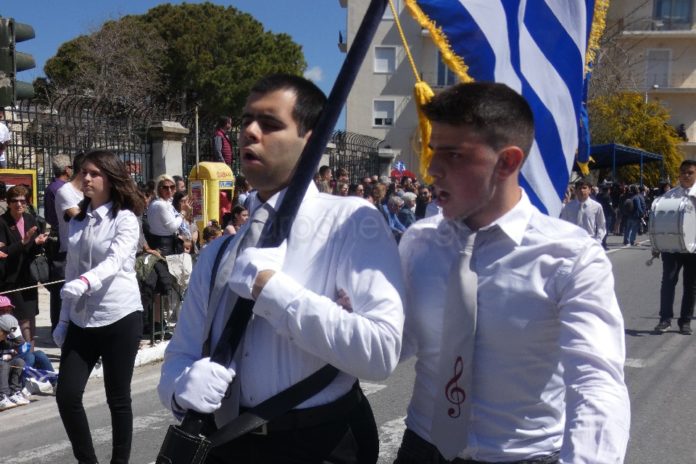Συγκίνησε ο τυφλός σημαιοφόρος στην Κρήτη