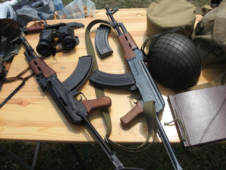 Φθιώτιδα: Κυνηγοί ανακάλυψαν οπλοστάσιο με καλάσνικοφ σε σπηλιά