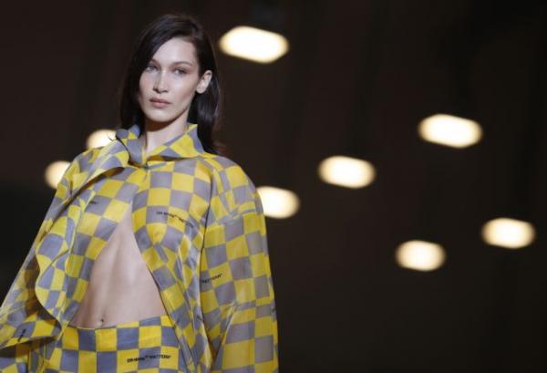 Η Κάρλι Κλος και οι αδελφές Χαντίτ στην πασαρέλα του Βίρτζιλ Άμπλο