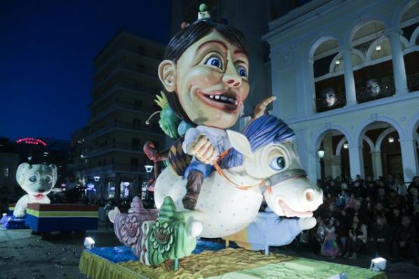 Πατρινό Καρναβάλι για πάντα: «Θάλασσα» καρναβαλιστών σε ξέφρενο γλέντι