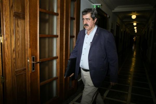 Πέταξαν μολότοφ έξω από το σπίτι του Πολάκη