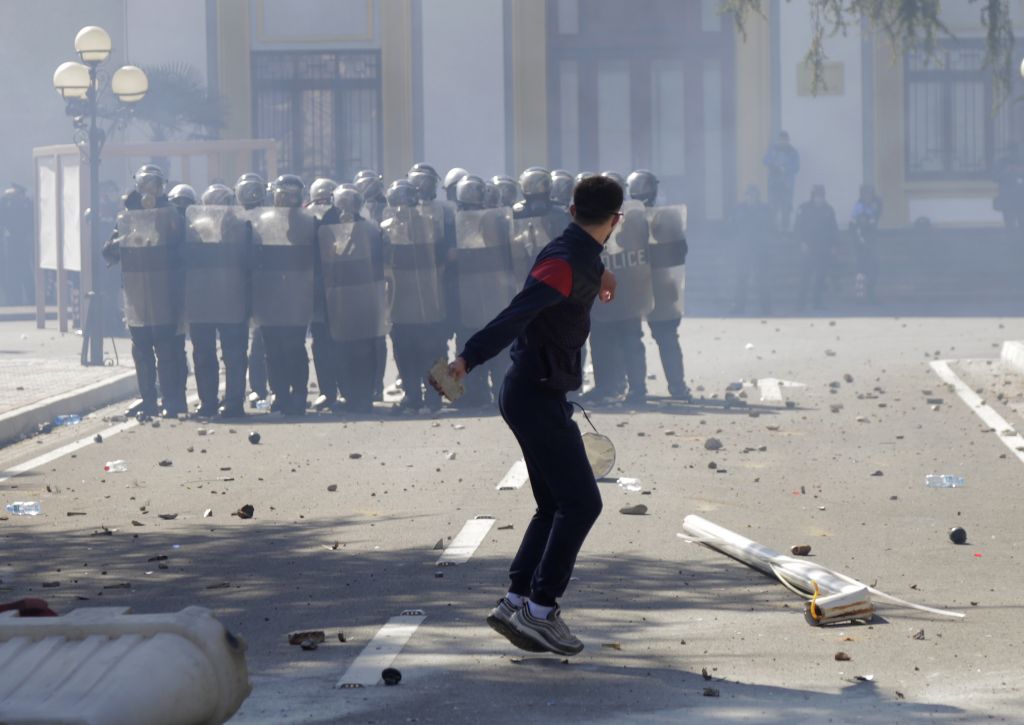 Αλβανία: Συγκρούσεις μεταξύ διαδηλωτών και αστυνομικών έξω από το κοινοβούλιο
