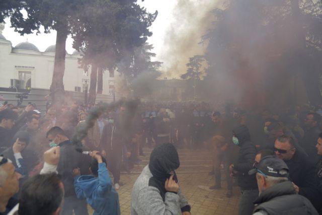 Νέα επεισόδια έξω από το Κοινοβούλιο στα Τίρανα - Επιμένουν οι διαδηλωτές