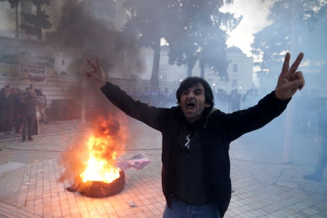 Αλβανικά ΜΜΕ : Για κίνδυνο «εμφυλίου πολέμου» προειδοποιεί η ΕΕ