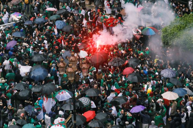 Aλγερία: Δεκάδες χιλιάδες διαδηλώνουν κατά του προέδρου Μπουτεφλίκα