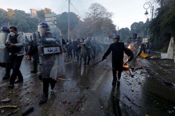 Αλγερία: Άγριες συγκρούσεις αστυνομίας και διαδηλωτών – Ένας νεκρός, δεκάδες τραυματίες