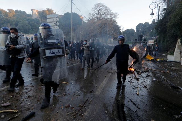 Αλγερία: Άγριες συγκρούσεις αστυνομίας και διαδηλωτών - Ένας νεκρός, δεκάδες τραυματίες