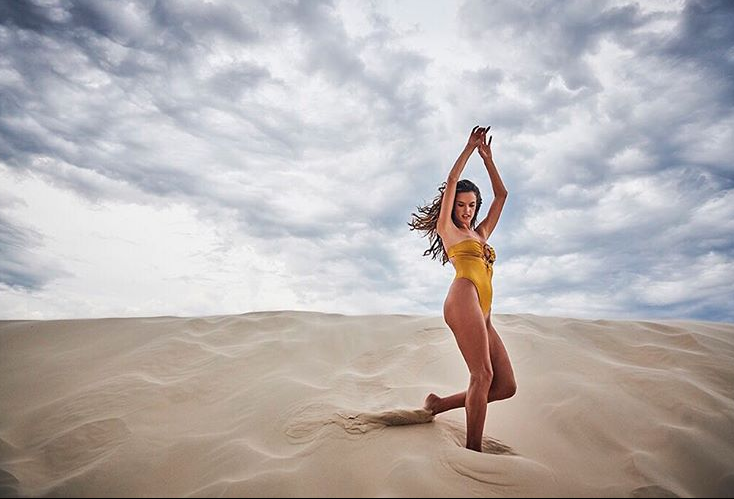 Η Αλεσάντρα Αμπρόσιο φέρνει το καλοκαίρι νωρίτερα