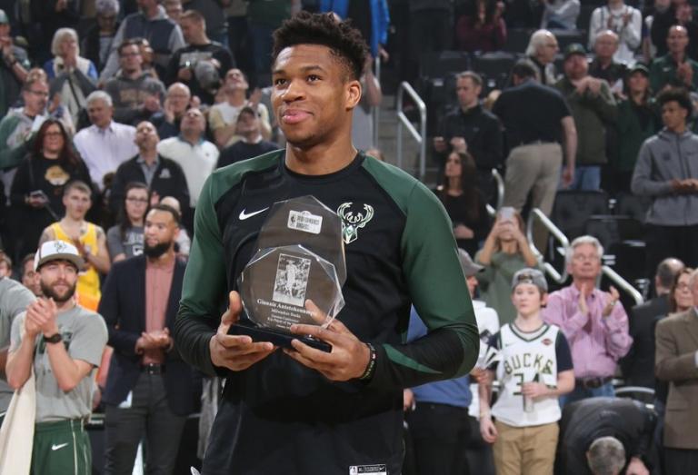 Παρέλαβε το βραβείο του MVP Φεβρουαρίου ο Αντετοκούνμπο