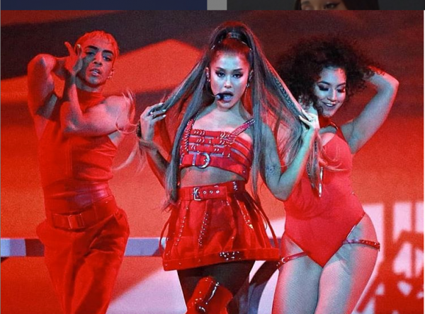 Αριάνα Γκράντε και Τσάιλντις Γκαμπίνο στην σκηνή του Lollapalooza