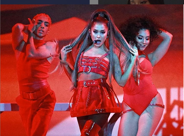 Αριάνα Γκράντε και Τσάιλντις Γκαμπίνο στην σκηνή του Lollapalooza