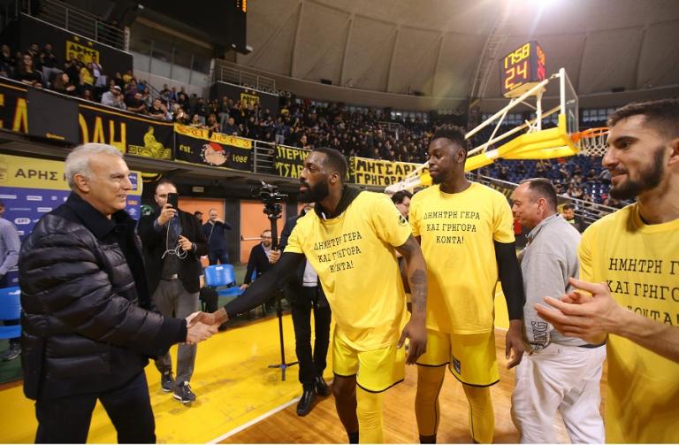 Λάκι Τζόουνς: «Όταν ήμουν παιδί είχα για καλάθι τον κάδο σκουπιδιών»