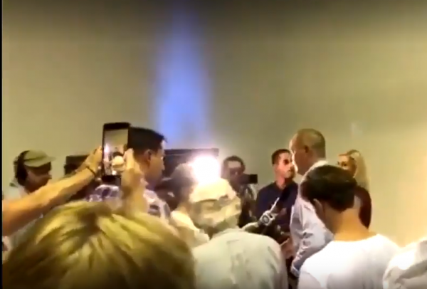 Επίθεση με αυγά σε γερουσιαστή μετά τα απαράδεκτα σχόλια για το μακελειό στη Ν.Ζηλανδία