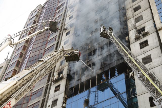 Μπανγκλαντές: Συλλήψεις για την πυρκαγιά σε κτίριο με τους 26 νεκρούς