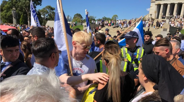 Αποδοκιμασίες κατά Βαρεμένου στη Μελβούρνη από ομογενείς – Φώναζαν «τρέξε προδότη»