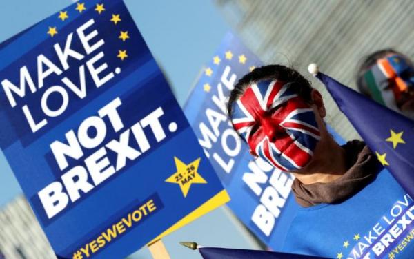 Βρετανία : Στα 2,2 εκατομμύρια οι υπογραφές κατά του Brexit