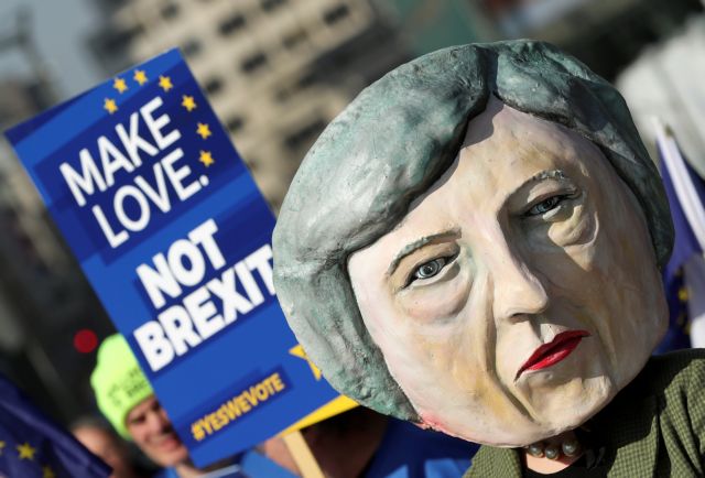 Brexit: Στα σκοινιά η Μέι, πλήθος υπογραφών παραμονής και το «φρικτό 90λεπτο του τίποτα»