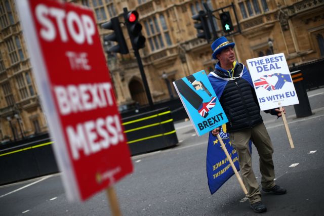 Brexit: Η παράταση που ζητάει η Μέι, η αντίθεση της Κομισιόν και η «φρενίτιδα» στο εσωτερικό