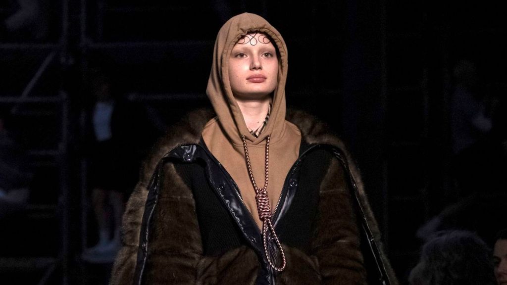 Αλλαγή πλεύσης για την Burberry μετά το σάλο με το φούτερ – θηλιά