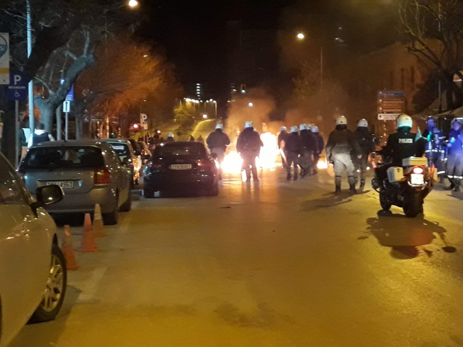Κουκουλοφόροι τα έσπασαν και στη Θεσσαλονίκη - Συγκρούσεις με αστυνομικούς