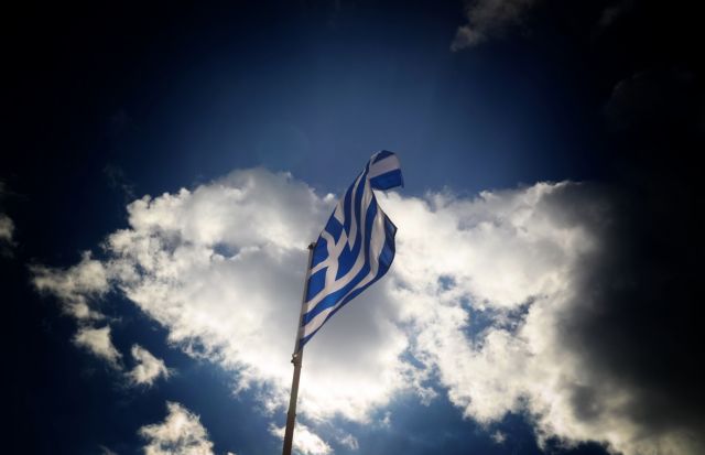 Η εντυπωσιακή έπαρση της μεγάλης γαλανόλευκης σημαίας στη Χίο | in.gr
