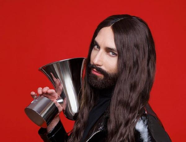 Κοντσίτα: Ξύρισε το κεφάλι της