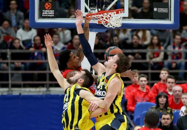 Η ΤΣΣΚΑ λύγισε τη Φενέρ, αλλά ο Ζοτς κράτησε το πλεονέκτημα