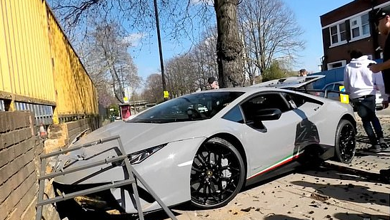 Έριξε τη Lamborgini του στον τοίχο μέσα σε λίγα δευτερόλεπτα