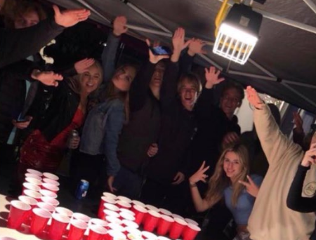 Καλιφόρνια: Αντιδράσεις για τους μαθητές λυκείου που διασκέδαζαν με ναζιστικά σύμβολα