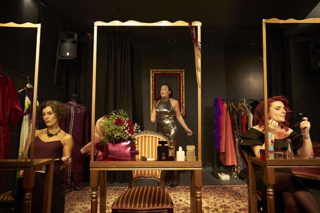 «Ντίβες»: Τρεις γυναίκες, ένας «Θεός», ο αγώνας για απελευθέρωση από τα δεσμά του έρωτα