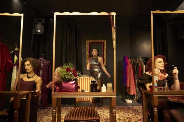 «Ντίβες»: Τρεις γυναίκες, ένας «Θεός», ο αγώνας για απελευθέρωση από τα δεσμά του έρωτα