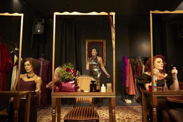 Κοιτώντας τις «Ντίβες» απ’ την κλειδαρότρυπα