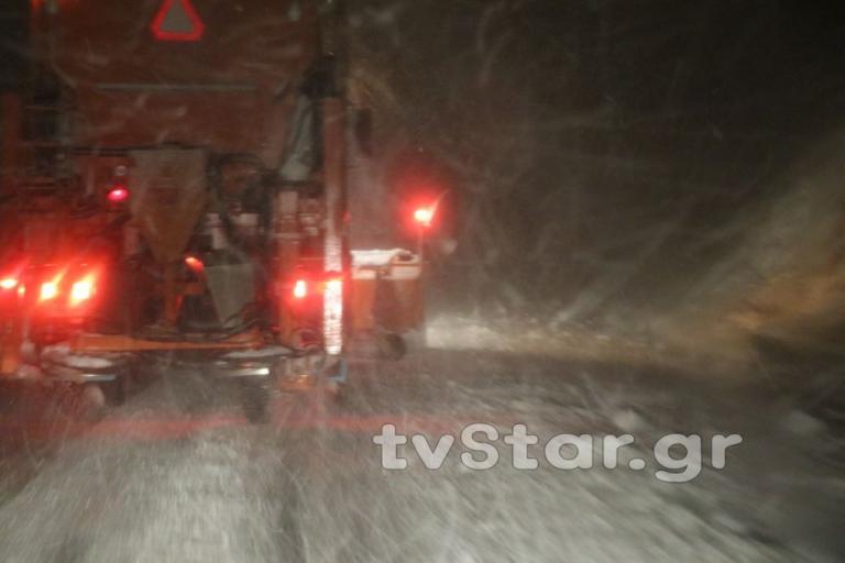 Χιονοθύελλα στην Στερεά Ελλάδα: Δίπλωσε νταλίκα, εγκλωβίστηκαν ΙΧ