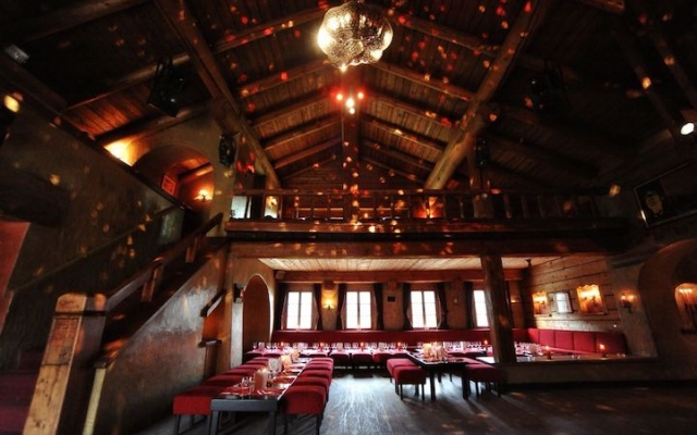 Στο “Dracula” του St. Moritz, ο Έλληνας dj με τη … Σοφία