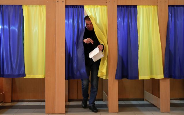 Προεδρικές εκλογές στην Ουκρανία με φαβορί έναν κωμικό