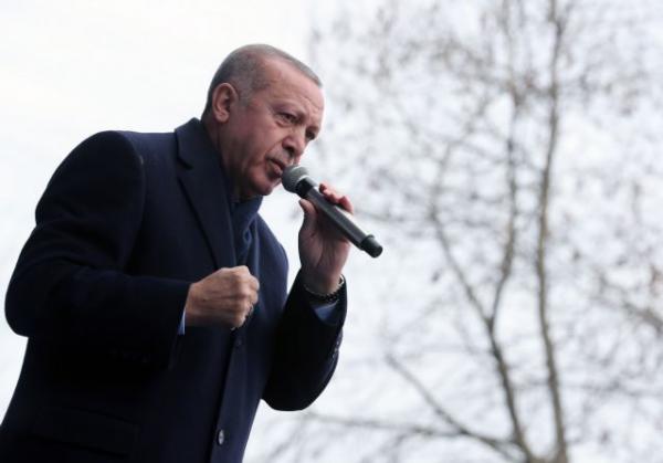 Ο Ερντογάν τραγούδησε σε προεκλογική συγκέντρωση