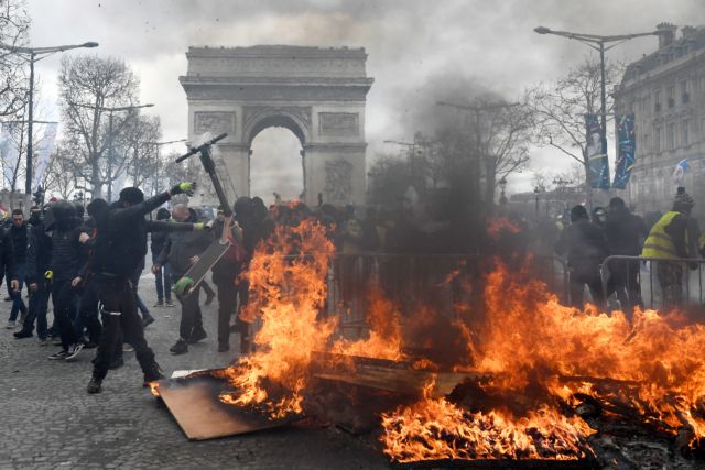Φλέγεται ξανά το Παρίσι από τα «κίτρινα γιλέκα»: Βίαιες συγκρούσεις, δακρυγόνα και προσαγωγές