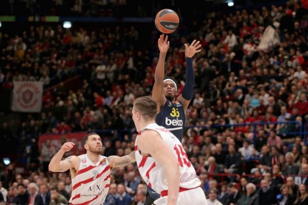 «Δώρο» της Φενέρ στους «αιώνιους», στα σχοινιά η Αρμάνι