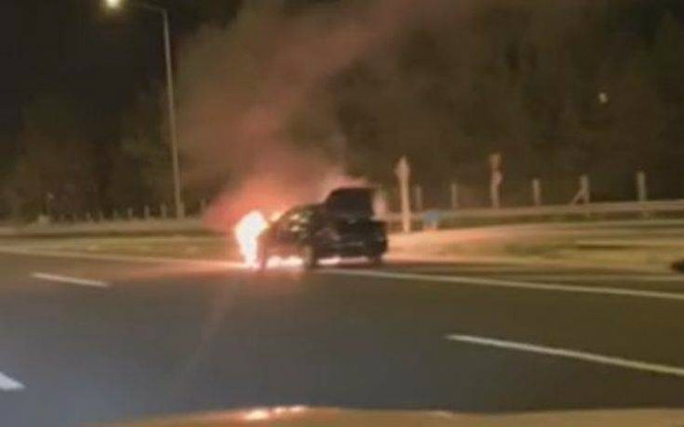 Διακόπηκε η κυκλοφορία στην Αθηνών-Λαμίας – Στις φλόγες τυλίχθηκε Ι.Χ