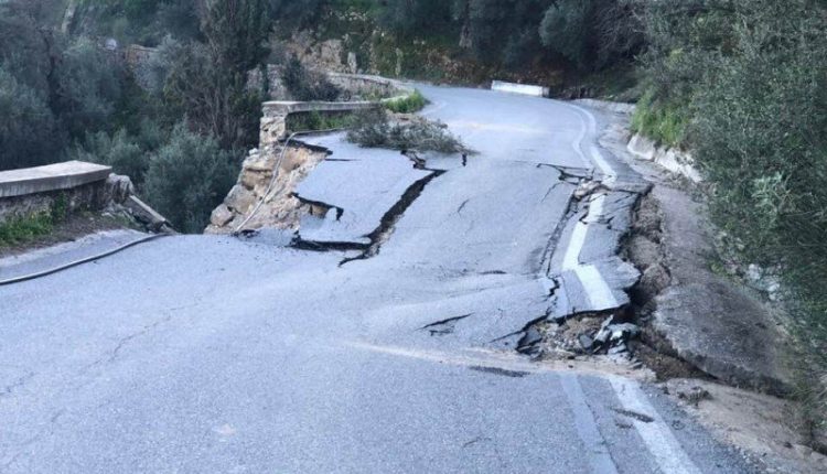 Συνεχίζεται η καθίζηση σε χωριό του Πλατανιά – Δρόμοι καταρρέουν, σπίτια εμφανίζουν ρωγμές