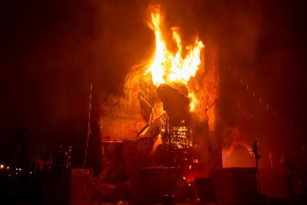 Οι Pichiavο έβαλαν κυριολεκτικά φωτιά στο γιγάντιο γλυπτό τους