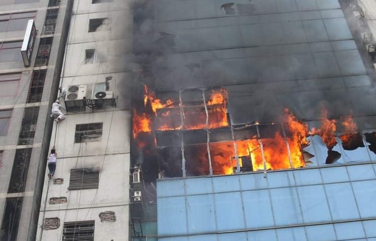 Μπανγκλαντές: Πυρκαγιά σε κτίριο με 19 ορόφους - Πολλοί εγκλωβισμένοι
