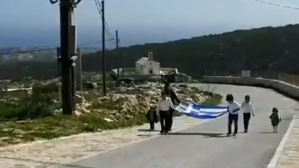 Η παρέλαση στη Γαύδο ήταν μοναδική: Μία τεράστια ελληνική σημαία και τρεις μαθητές