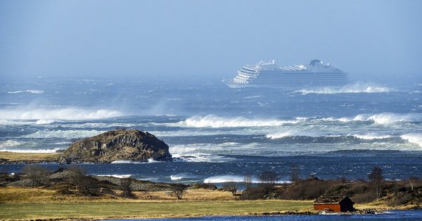 Τέλος στην περιπέτεια του Viking Sky – Έφθασε στο λιμάνι του Μόλντε