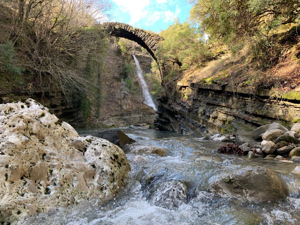 Προσπάθεια διάσωσης των πέτρινων γεφυριών της κοιλάδας του Αχελώου