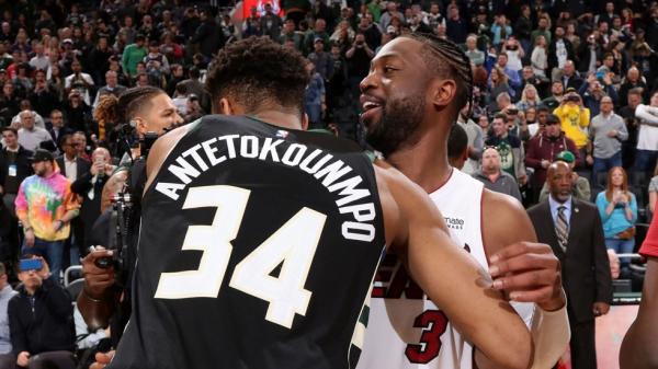 Αντετοκούνμπο: «Μεγάλη τιμή που ανταλλάξαμε φανέλα με τον Γουέιντ» (vid)