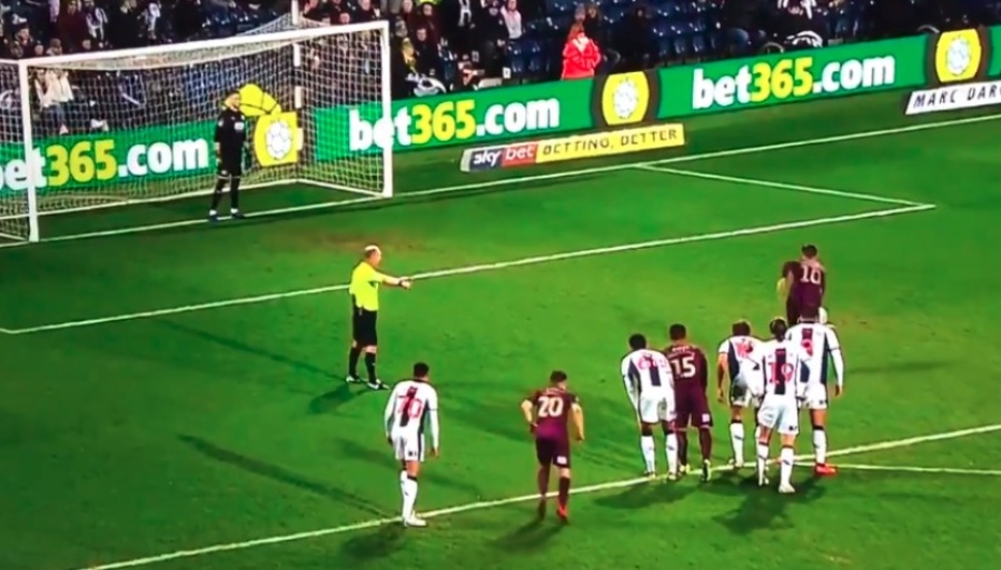 Ανεπανάληπτη γκάφα σε εκτέλεση πέναλτι παίκτη της Σουόνσι