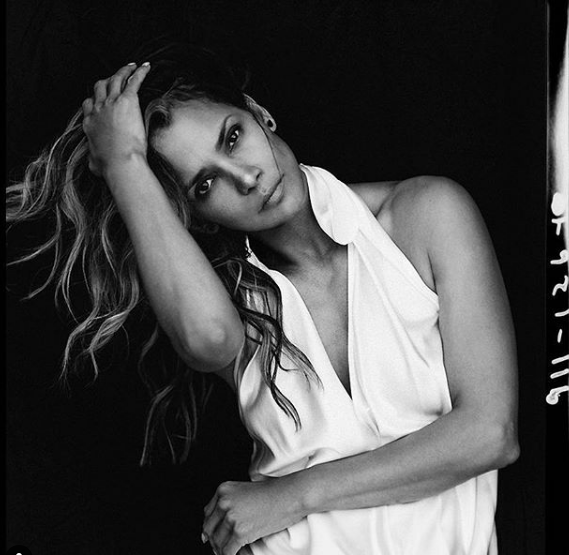 Η Χάλι Μπέρι ποζάρει topless και μας δείχνει το τατουάζ της